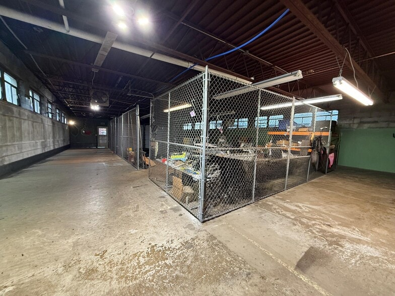 More Photos Of 304 W Second St, East Syracuse Warehouse For Lease