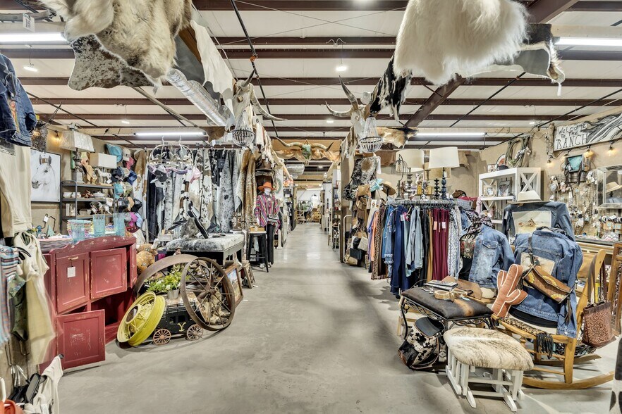 More Photos Of 2120 Old Highway 431 S, Greenbrier Freestanding For Sale