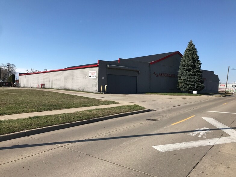 More Photos Of 341 Goddard Rd, Wyandotte Self Storage For Sale