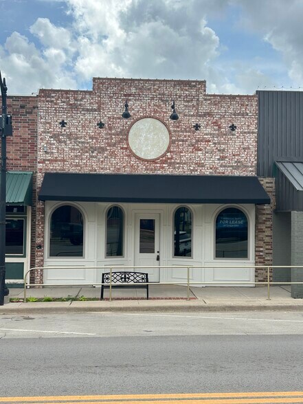 More Photos Of 207 Clay St, Nocona Storefront For Sale