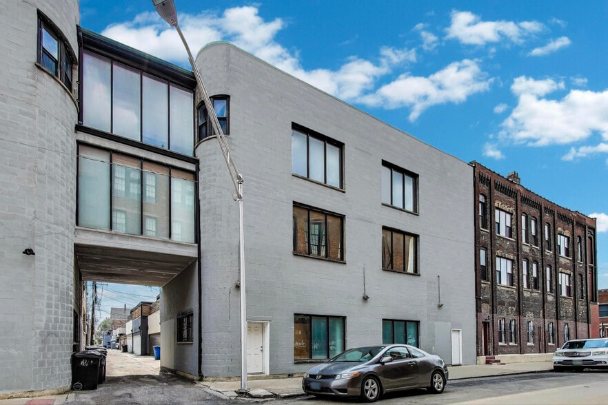 More Photos Of 918 N Ashland Ave, Chicago General Retail For Lease