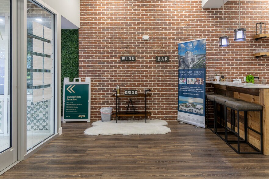 More Photos Of 1433 Main St, Sarasota Storefront For Lease