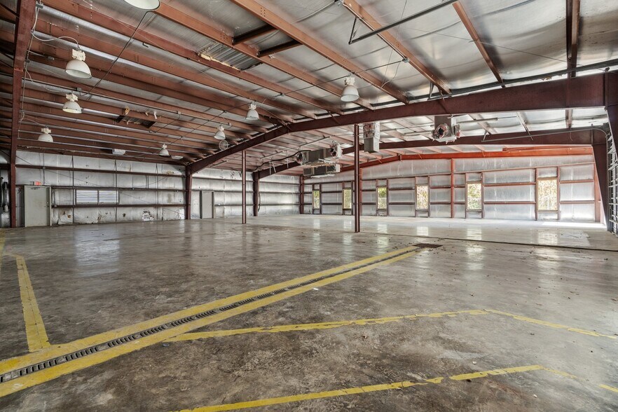 More Photos Of 3607 N Loop 336, Conroe Light Manufacturing For Lease