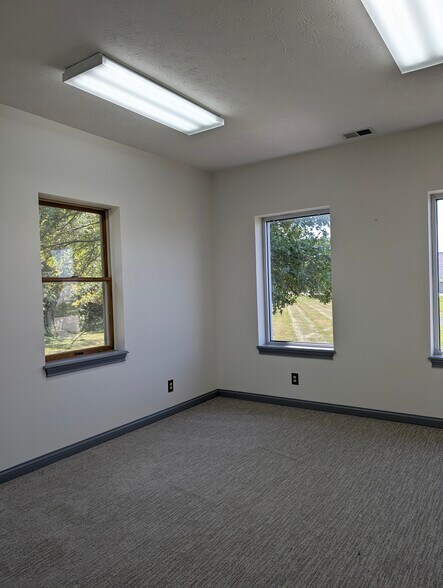 More Photos Of 6051 S Indianapolis Rd, Whitestown Office For Lease
