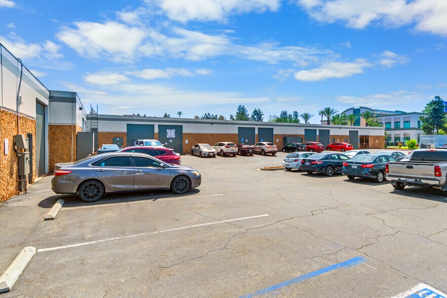 More Photos Of 165 W Hospitality Ln, San Bernardino Flex For Lease