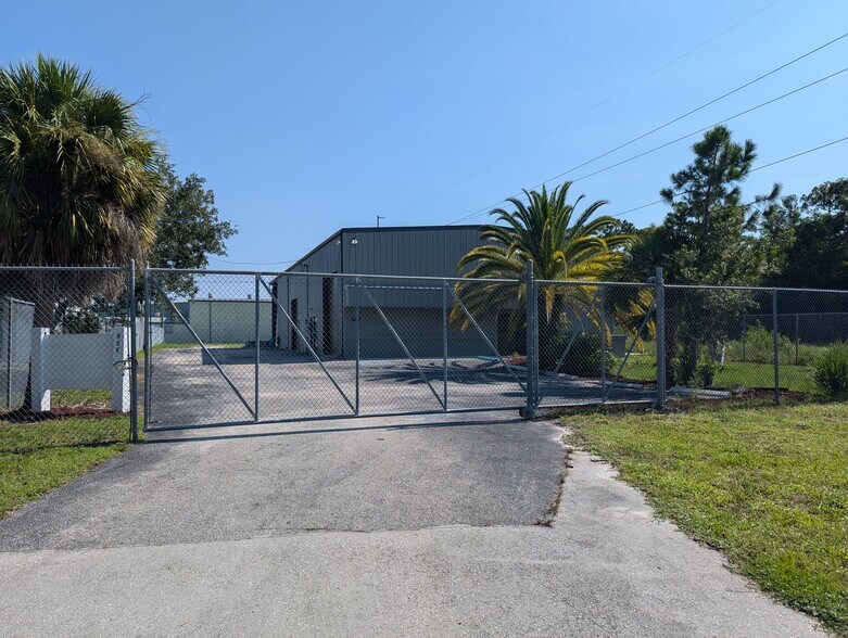 More Photos Of 927 NE 24th Ln, Cape Coral Warehouse For Sale