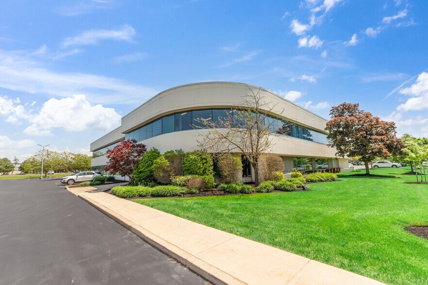 More Photos Of 150 Essjay Rd, Buffalo Office Residential For Lease