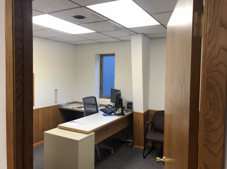 More Photos Of 172 W Stutsman St, Pembina Light Manufacturing For Sale