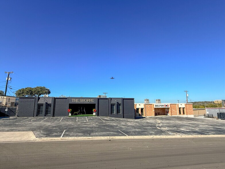 More Photos Of 12131-12137 Valliant St, San Antonio Showroom For Sale