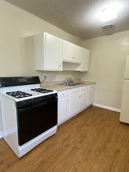 More Photos Of 1014 SW 33rd St, Topeka Specialty For Sale