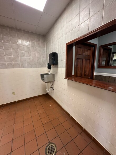 More Photos Of 102 E Park St, Taylorville Freestanding For Sale