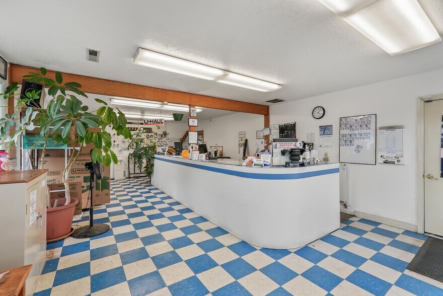 More Photos Of 555 N Pacific Hwy, Woodburn Auto Repair For Sale