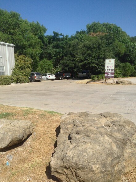 More Photos Of 6901 Maple Ave, Dallas Warehouse For Lease