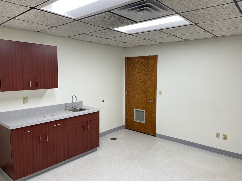 More Photos Of 555 S Industrial Dr, Hartland Office For Lease