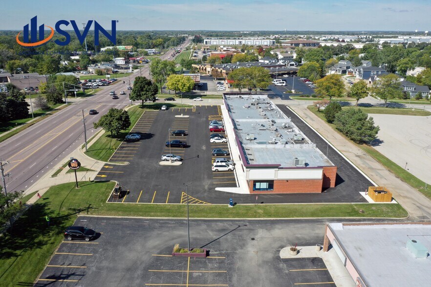 More Photos Of 1300-1326 Lake St, Roselle Unknown For Lease