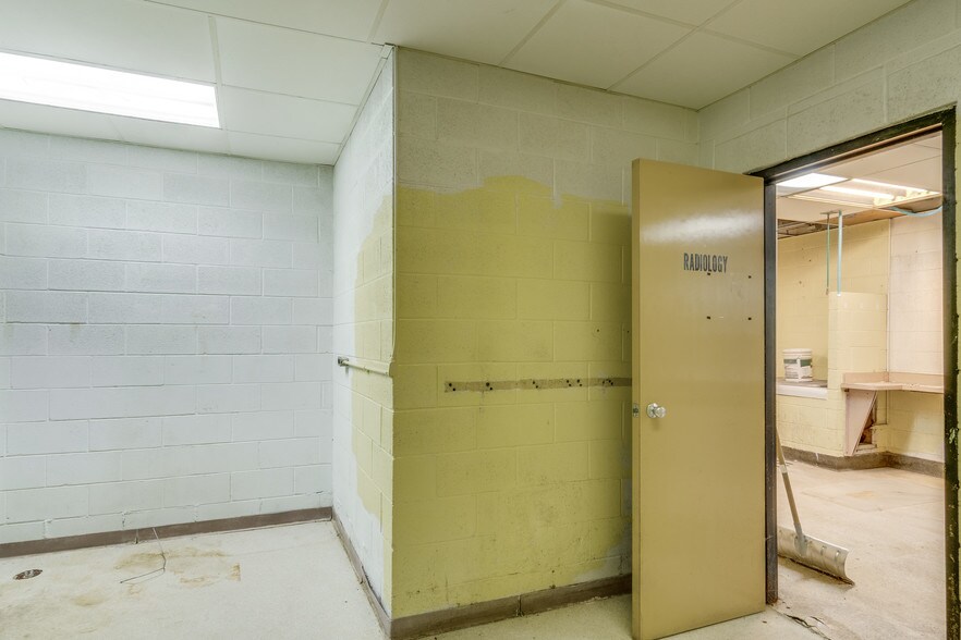 More Photos Of 5410 Allen Rd, Allen Park Medical For Sale