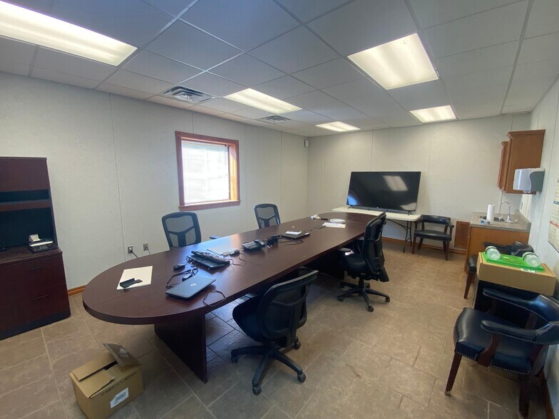 More Photos Of 1206 SE 4th St, Lindsay Manufacturing For Sale