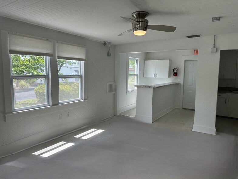 More Photos Of 2023 Jeffcott St, Fort Myers Office For Sale
