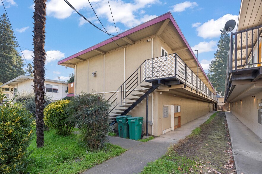 More Photos Of 25039 Cypress Ave, Hayward Apartments For Sale