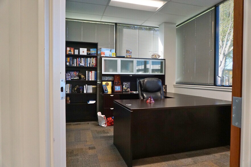 More Photos Of 392 E Winchester St, Murray Office For Lease