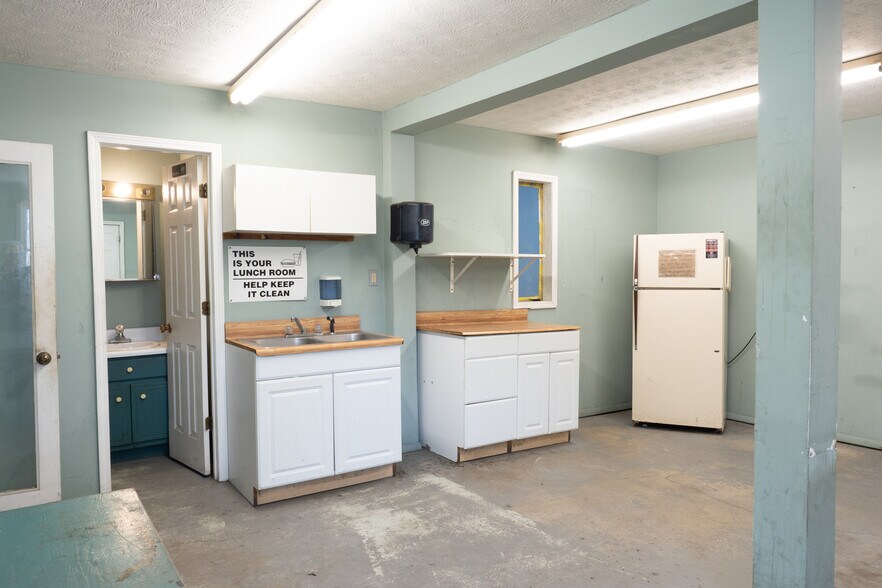 More Photos Of 10535 Highway 53 W, Talking Rock Service For Sale