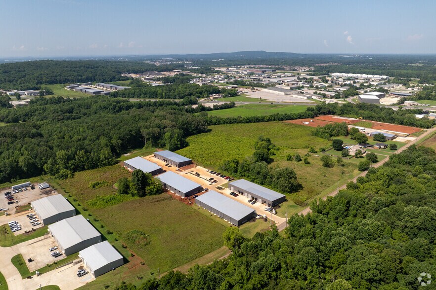 More Photos Of 564 Blake Bottom Road, Huntsville Showroom For Lease