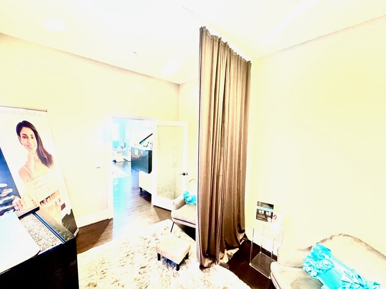 More Photos Of 919 W Gray St, Houston Office For Lease