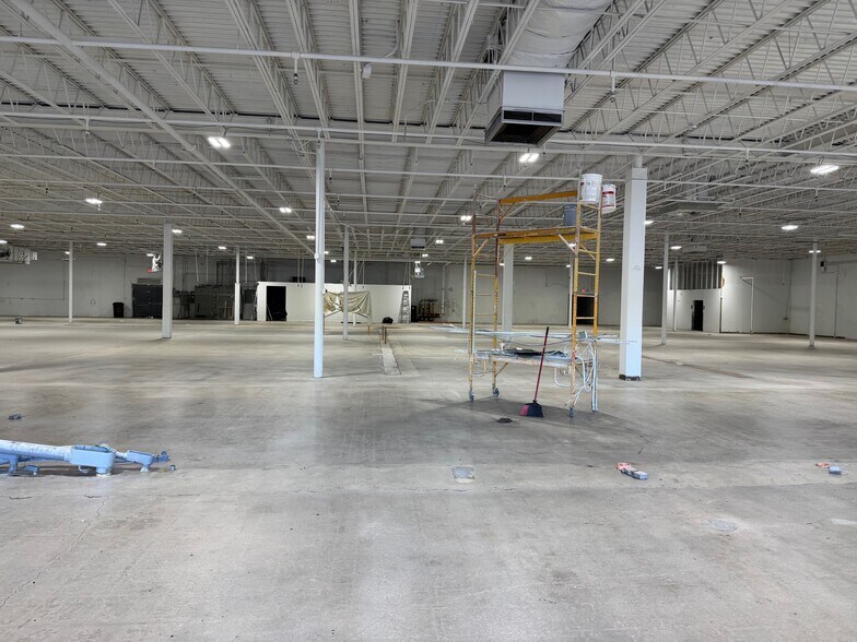 More Photos Of 1084 E 2nd St, Franklin Supermarket For Lease
