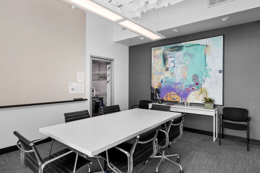 More Photos Of 10215 Santa Monica Blvd, Los Angeles Office For Sale