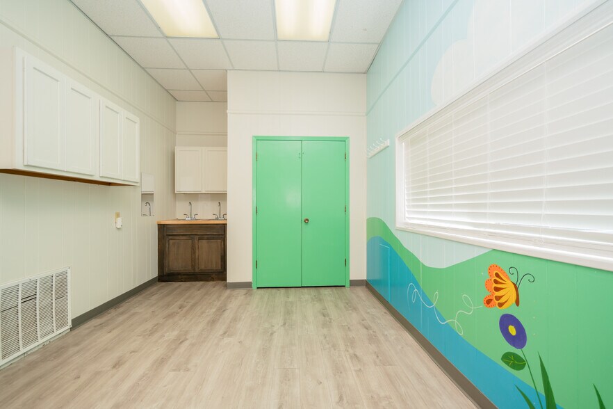 More Photos Of 1809 Alpine Rd, Longview Office For Sale