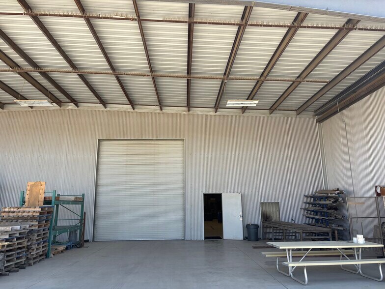 More Photos Of 1066 Carrier Parkway Ave, Bakersfield Warehouse For Lease
