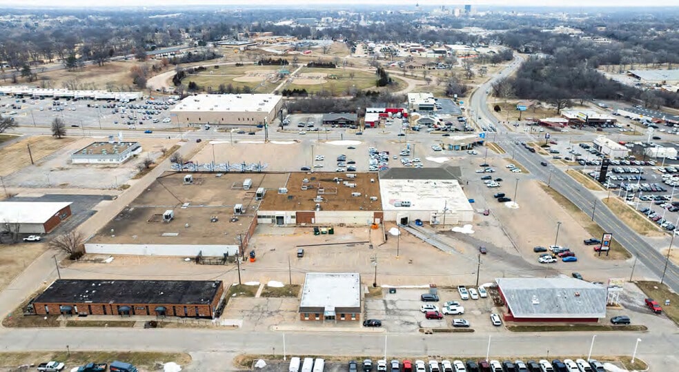 More Photos Of 105-115 SW 29th St, Topeka General Retail For Sale