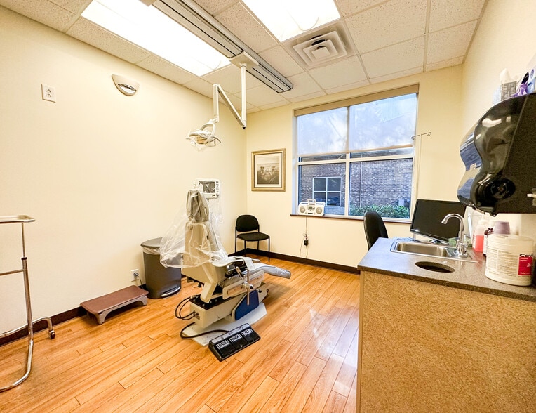 More Photos Of 662 Veterans Pky, Clayton Medical For Lease