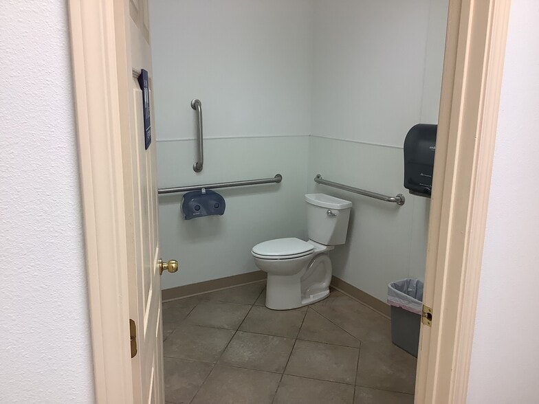 More Photos Of 1006 W Bruneau Ave, Kennewick Warehouse For Lease