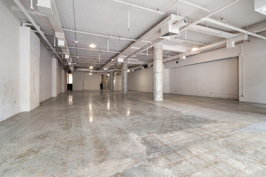 More Photos Of 71-81 Av Du Mont-Royal O, Montréal Office For Sale