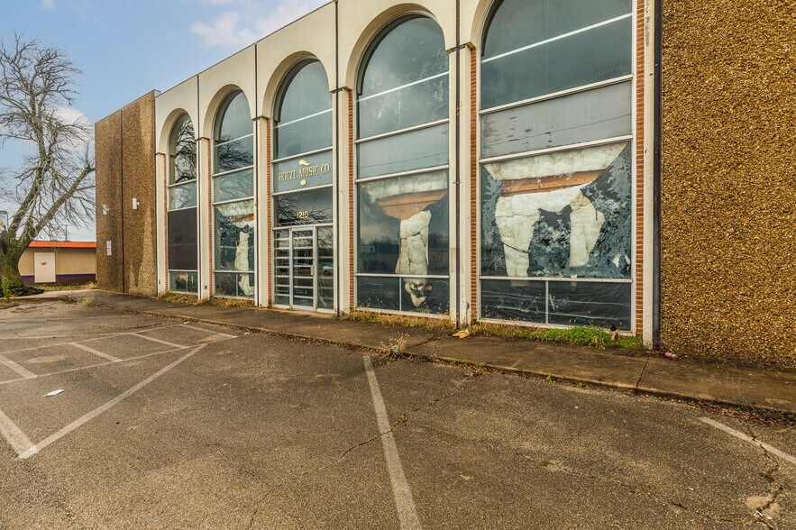 More Photos Of 1210 Lake Air Dr, Waco Freestanding For Sale