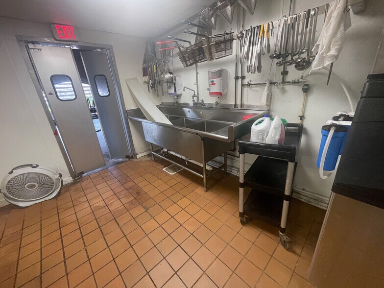 More Photos Of 4323 S Interstate 35, Austin Restaurant For Sale