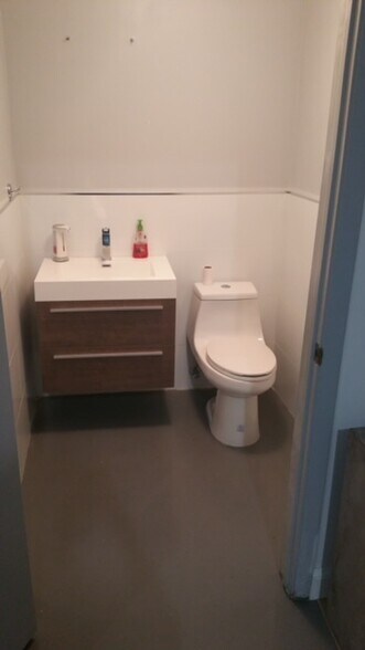 More Photos Of 7370-7384 NW 56th St, Miami Warehouse For Sale