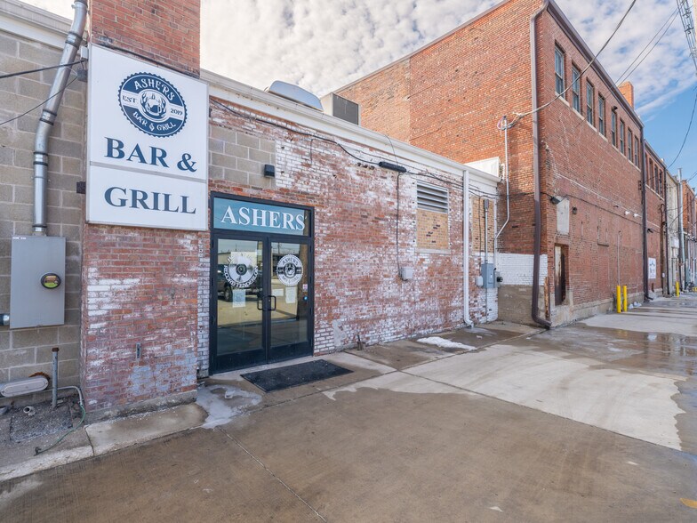More Photos Of 353 Court St, Pekin Storefront Retail Residential For Sale