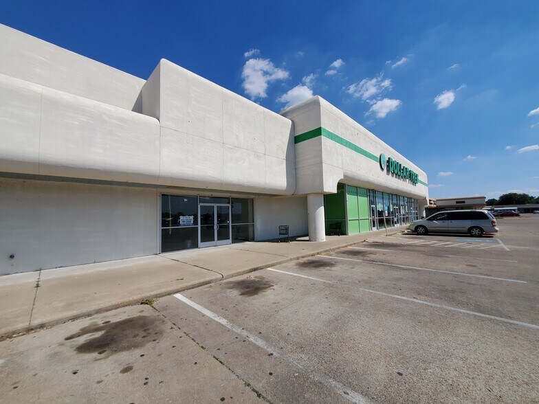 More Photos Of 1270 N Mechanic St, El Campo Drugstore For Lease