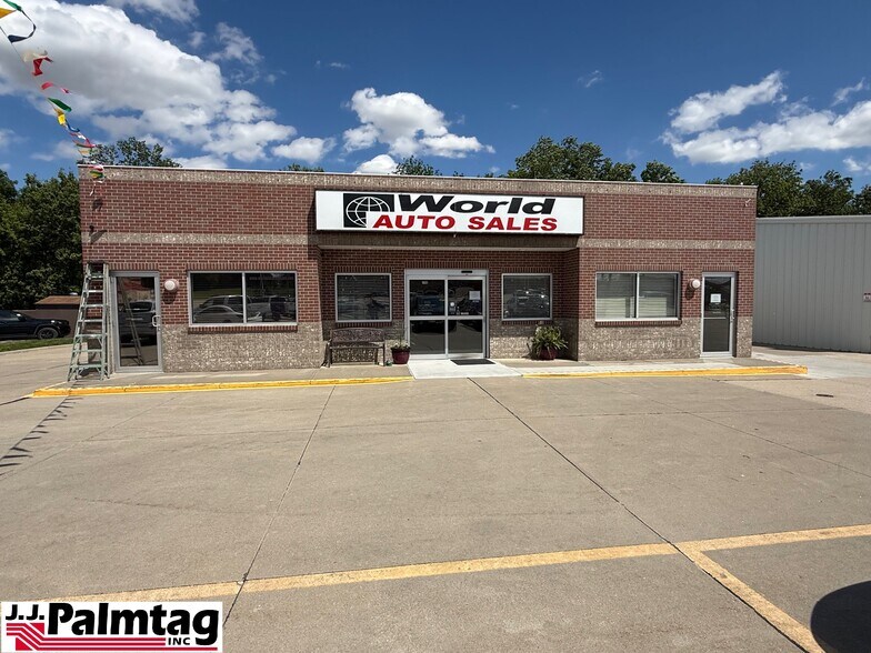 More Photos Of 1651 S 11th St, Nebraska City Showroom For Sale