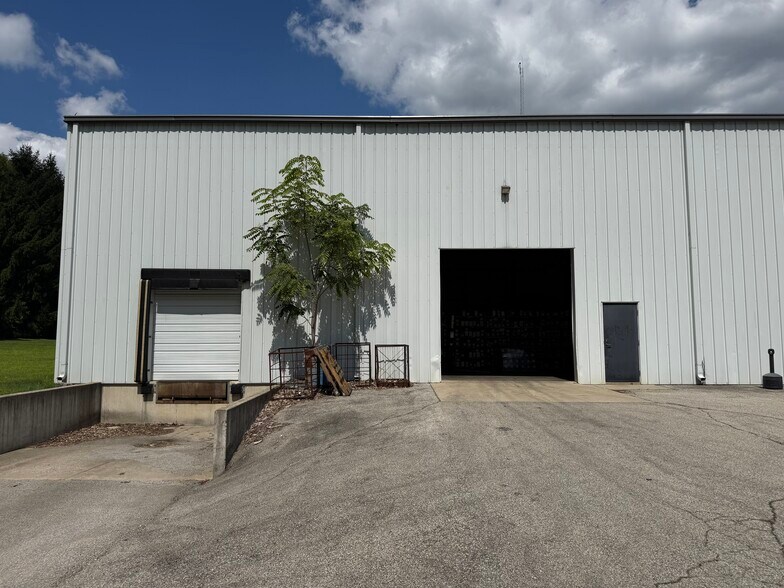 More Photos Of 117 Enterprise Dr, Warsaw Warehouse For Lease