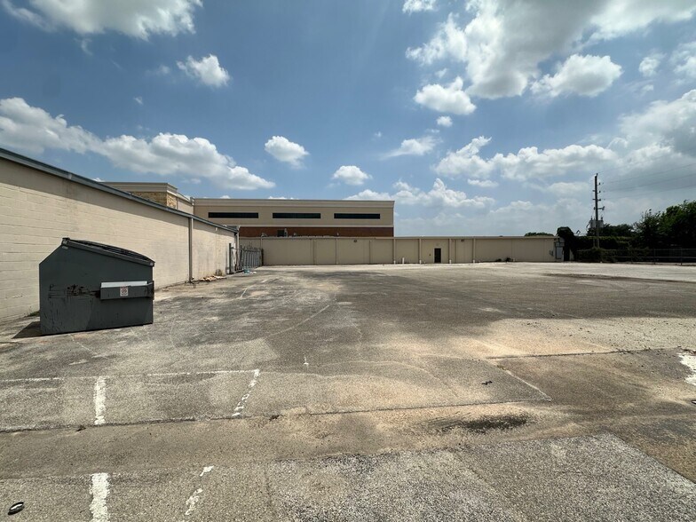 More Photos Of 16525 North Fwy, Houston Freestanding For Sale