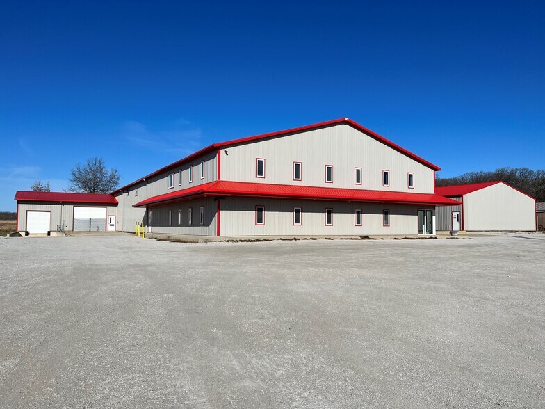 More Photos Of 616A-622 S Main St, Hebron Warehouse For Lease