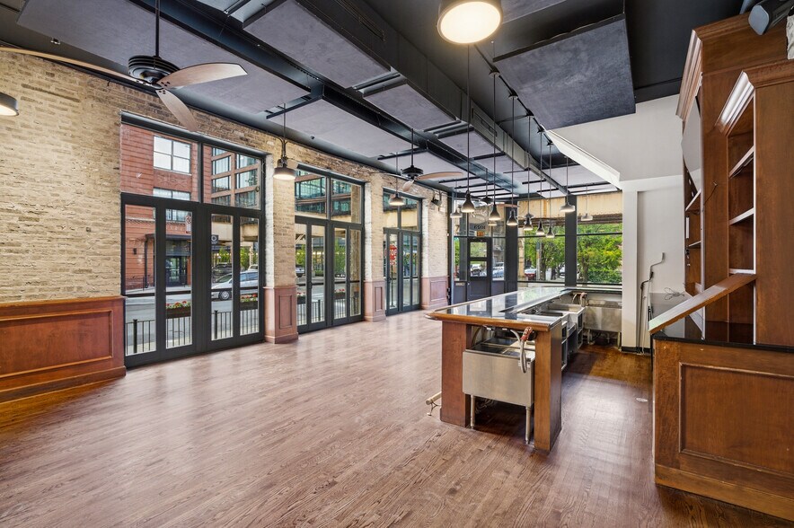 More Photos Of 1023 W Lake St, Chicago General Retail For Lease