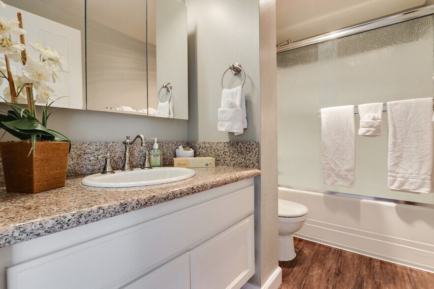More Photos Of 415-425 Washington Blvd, Marina del Rey Apartments For Lease