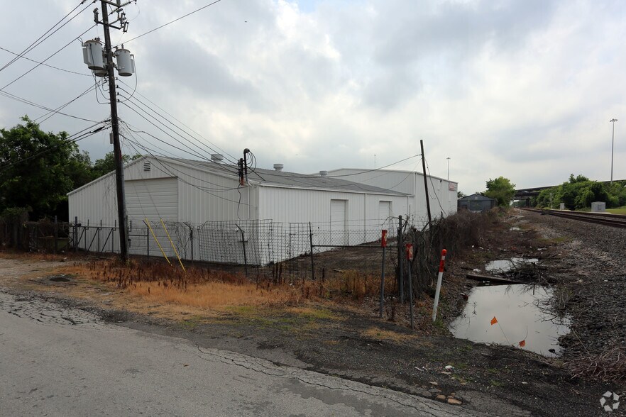 More Photos Of 6011-6019 Gold St, Houston Warehouse For Sale