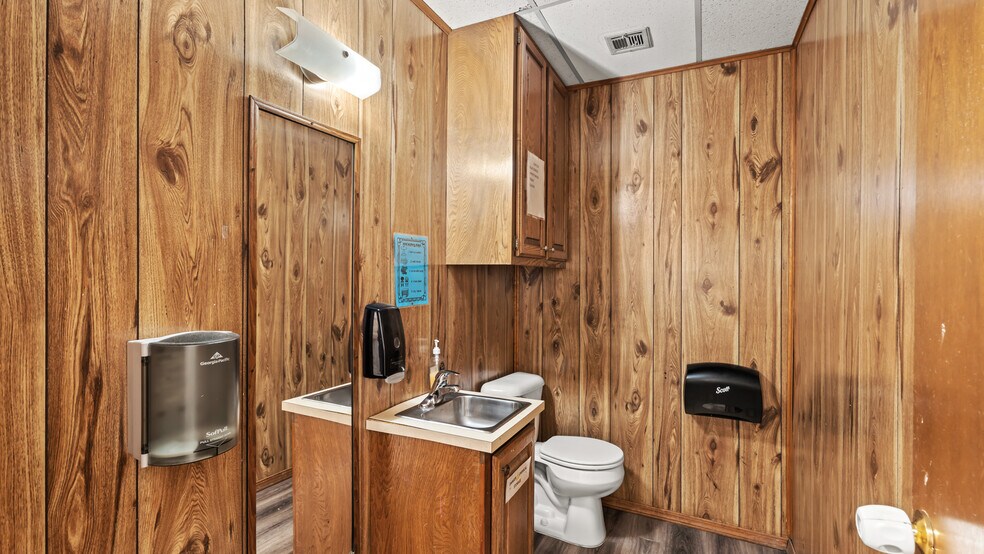 More Photos Of 8720 S Penn Ave, Oklahoma City Office For Sale