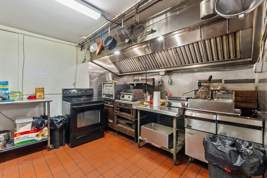 More Photos Of 10 Anastasia Blvd, Saint Augustine Bar For Lease