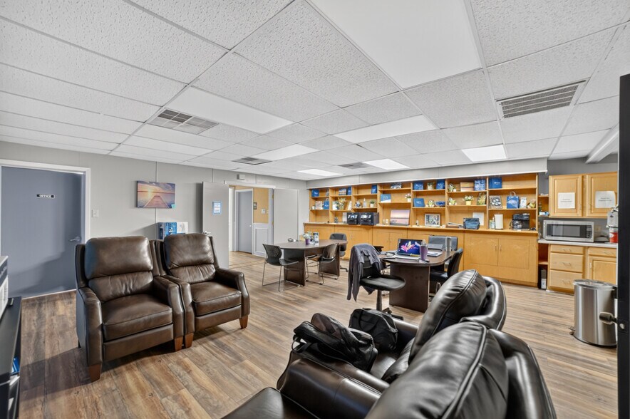More Photos Of 108-110 W Grove St, Kaufman Office For Lease
